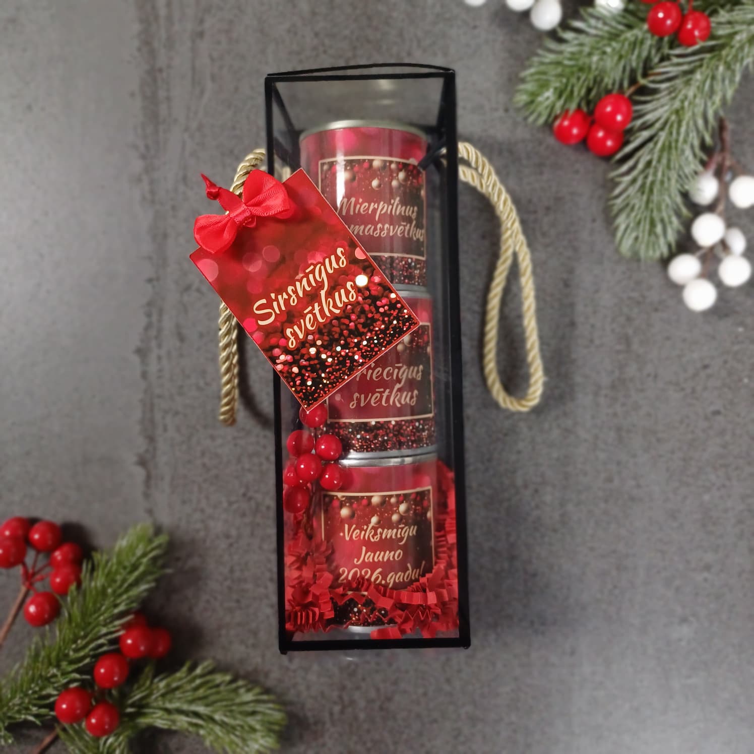 Ziemassvētku bundžiņas ar sarkanu dekoru