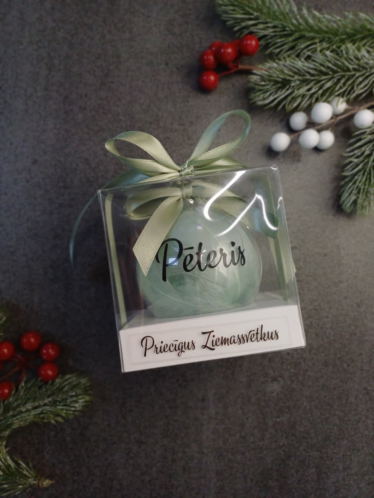 Personalizēta eglīšu bumba ar spalvām 2026 - Image 13